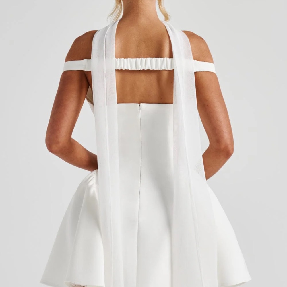 Elegant White Sleeveless Dress & Scarf - Picture 9 of 10